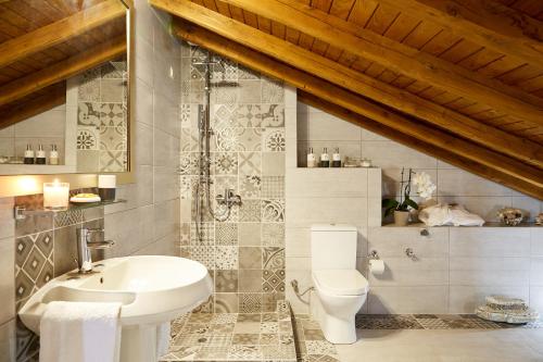 欧拉努波利斯Archodiko Toliadi Boutique Apartments and Suites的浴室配有白色卫生间和盥洗盆。