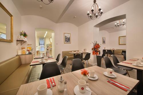 布拉格布拉格公寓酒店的一间在房间内配有桌椅的餐厅
