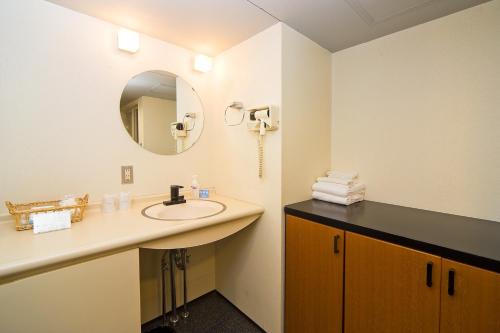 福冈福冈住宅套房酒店的一间带水槽和镜子的浴室