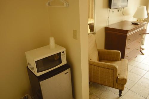 大洋城大洋城海湾汽车旅馆的微波炉放在冰箱的顶部