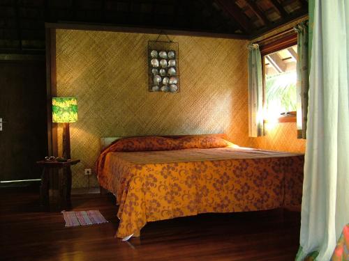 Pueu派佑村酒店的一间带床的卧室,位于带窗户的房间内