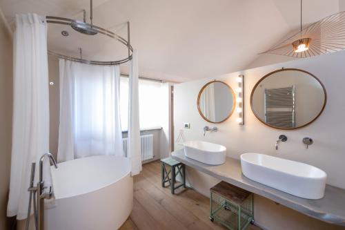 Arquata ScriviaVilla Paradiso Charme&Design的浴室配有2个盥洗盆、浴缸和镜子