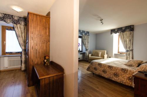 瓦尔佩利内弗兰蔻乡村民宿的卧室配有一张床和一张桌子