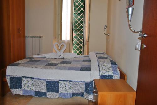 罗马Casa per Ferie Beato Rosaz的一间卧室配有一张带蓝色和白色被子的床