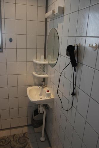 派尔努玛伦别墅宾馆的浴室设有水槽和墙上的镜子
