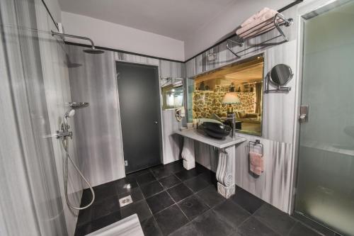 厄吕代尼兹Beyaz Yunus Hotel - Adult Only的带淋浴和盥洗盆的浴室