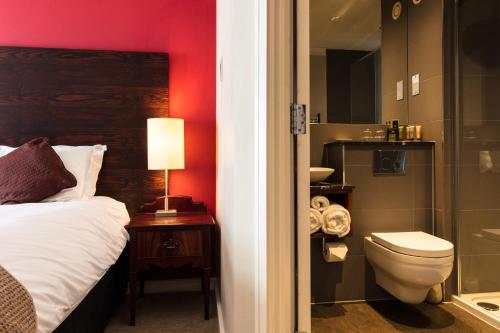 克罗伊登公爵首选酒店的一间带床、卫生间和淋浴的浴室