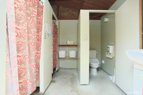 ShishikuiPavilionSurf&Lodge的一间带卫生间和水槽的浴室