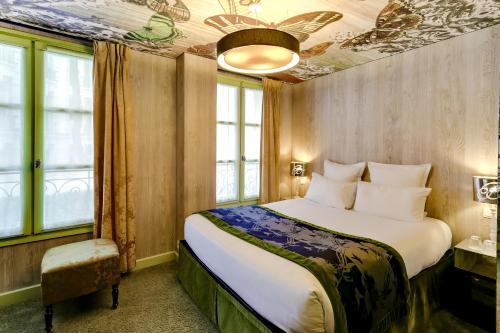 巴黎圣日耳曼碧蕾哈斯酒店的一间卧室设有一张大床和窗户。