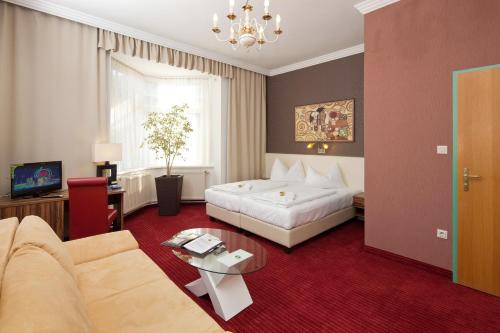 圣珀尔滕豪泽尔厄克城市酒店的酒店客房,配有床和沙发