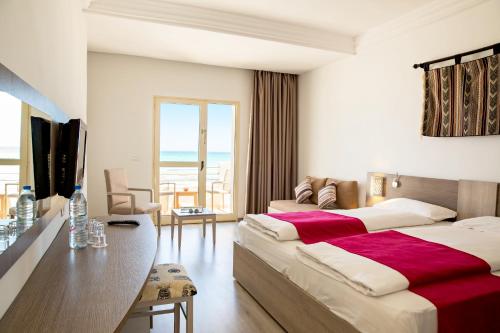 米多恩ROBINSON DJERBA BAHIYA - All Inclusive的酒店客房设有一张床,享有海景。