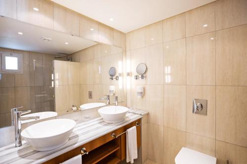 米多恩ROBINSON DJERBA BAHIYA - All Inclusive的一间带两个盥洗盆和大镜子的浴室