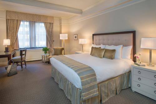 纽约纽约华威酒店的酒店客房设有一张大床和一张书桌。