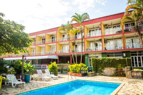 伊利亚贝拉佩里卡诺酒店的大楼前设有游泳池的酒店