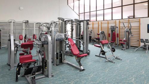 弗森多夫Eventhotel Pyramide的健身房里装有一堆跑步机