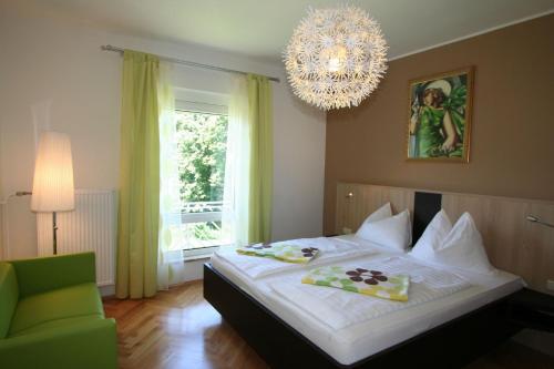 赖弗尼茨伯肯海公寓式酒店的一间卧室配有一张大床和一个吊灯。