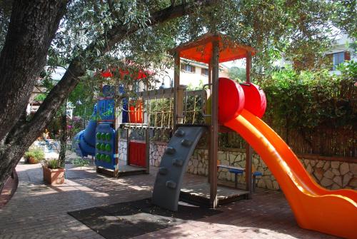 帕利努罗Camping Villaggio B&B Saline的公园里一个带橙色滑梯的游乐场