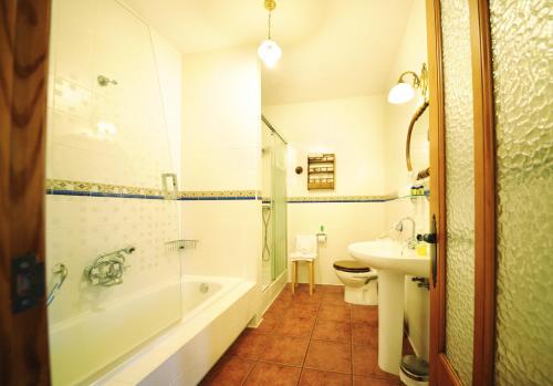 卡尔瓦略Hotel Mar de Queo的带浴缸、卫生间和盥洗盆的浴室