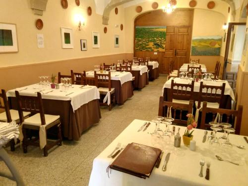 Hostal Meson la Cadena餐厅或其他用餐的地方