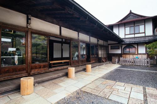 高野山高野山 宿坊 熊谷寺 -Koyasan Shukubo Kumagaiji-的一座建筑上有很多窗户