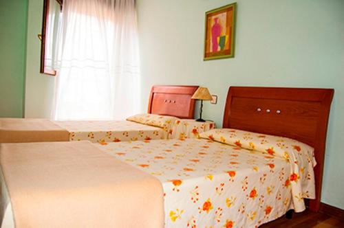 诺哈La Oliva Noja的一间卧室设有两张床和窗户。
