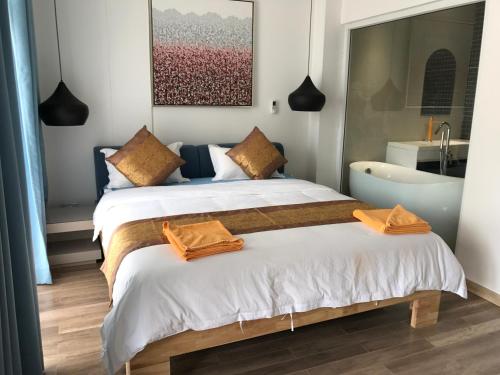 西哈努克本尼的城市酒店的一间带两张床和浴缸的卧室