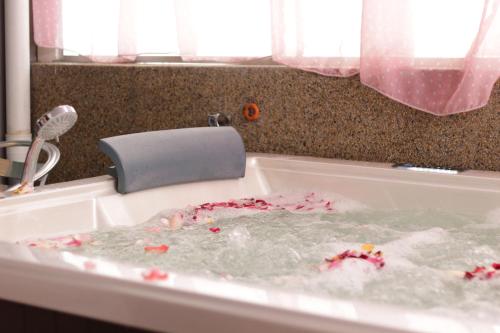 波德申天堂Spa酒店的浴缸里充满了大量的碎片