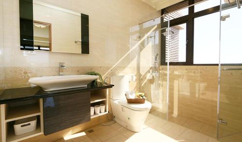 台东漫活卑南（原：随易居）的浴室配有卫生间、盥洗盆和淋浴。