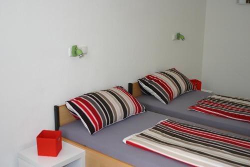 考夫博伊伦Ferienwohnung mit Herz für Tiere的一张带两个枕头和红色盒子的床