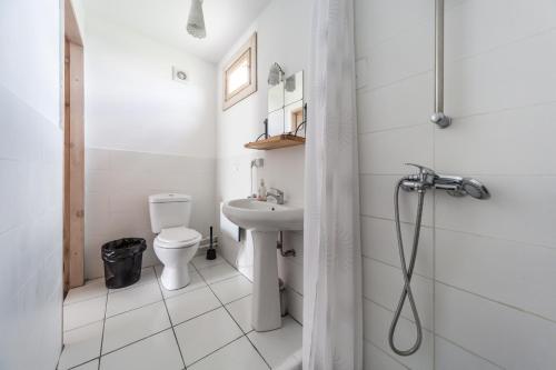 UdabnoOasis Club Cottages的白色的浴室设有卫生间和水槽。