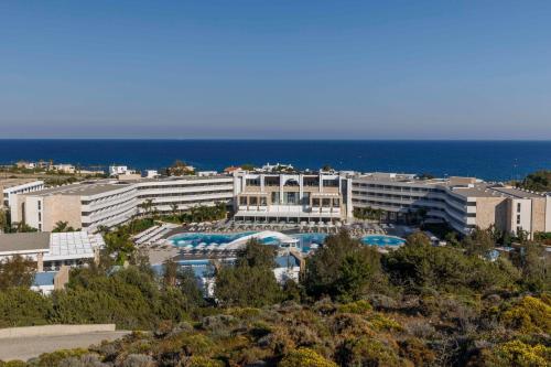 吉奥塔略Princess Andriana Resort & Spa - Ultra All-Inclusive的享有酒店及大海的景色