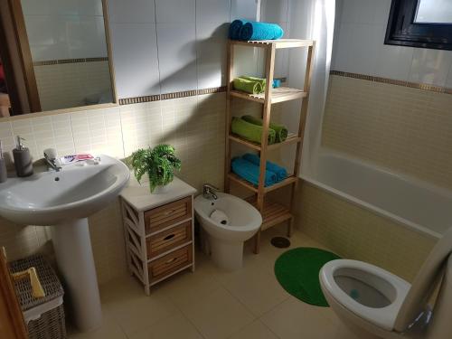 拉哈雷斯Origo Mare House的浴室配有盥洗盆、卫生间和盥洗盆。