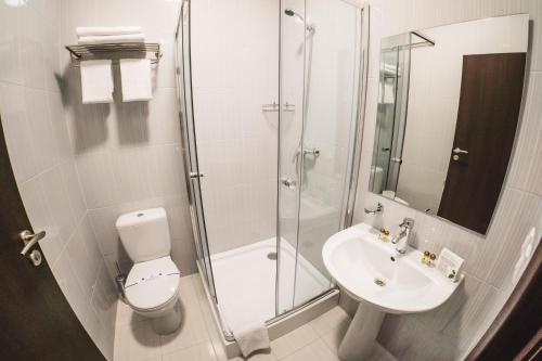 敖德萨Potemkinn Hotel的带淋浴、卫生间和盥洗盆的浴室
