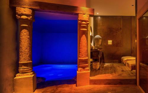 圣维托罗卡波Hotel Capo San Vito by Geocharme的一间客房内的蓝色浴缸浴室