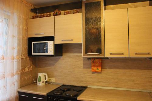 Apartment on Dzerzhinskogo的厨房或小厨房