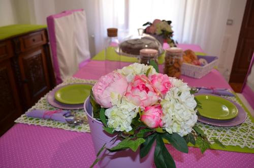 Carosinoup的紫色桌子,花上一束粉红色和白色的花
