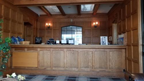 旧金山切尔西酒店的一间酒吧,位于一个木镶板房间内