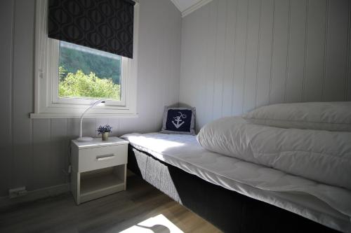 弗洛姆斯泰恩施霍伦度假屋的一间小卧室,配有床和窗户