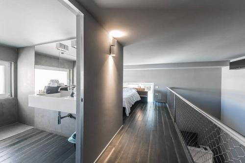 滨海波利尼亚诺Grey Loft的卧室配有床和盥洗盆