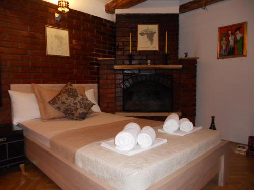 佩特罗瓦纳莫鲁Apartment Djukovic的一间卧室配有带毛巾的床