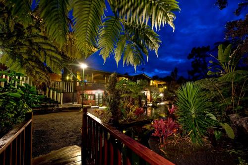 沃尔卡诺Chalet Kilauea的树木和植物的房屋的夜景
