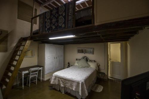 Villa DoloresPosada Niña Juana的一间卧室配有一张床和两张双层床。