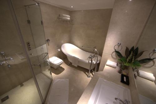 Hotel Clarks Varanasi Limited的一间浴室