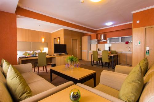乌兰巴托卡帕瑞特酒店的客厅配有沙发和桌子