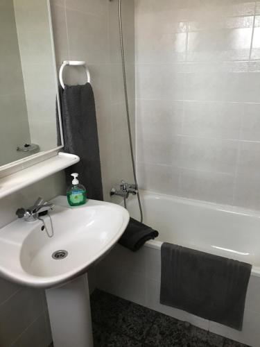 卡尔多纳维沃里旅馆的白色的浴室设有水槽和浴缸。