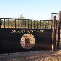 姆库库休养营地旅馆，位于ShimwegheRundu Airport - NDU附近的酒店
