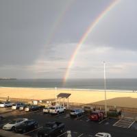 Ocean Front condo in the heart of Hampton Beach，位于汉普顿的酒店