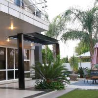 Cycad Palm Guest House Gaborone，位于哈博罗内塞雷茨·卡马爵士国际机场 - GBE附近的酒店
