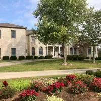 Rabbit Creek Bed & Breakfast，位于Versailles的酒店