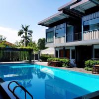 Kluang Container Swimming Pool Hotel，位于居銮的酒店